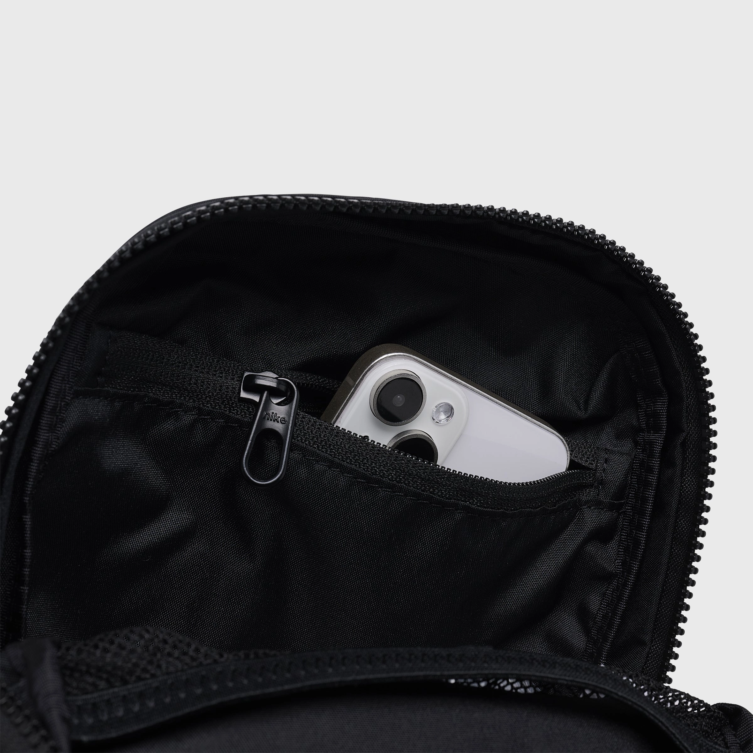Nike Aura Crossbody Bag (2L) Black / Matte Silver