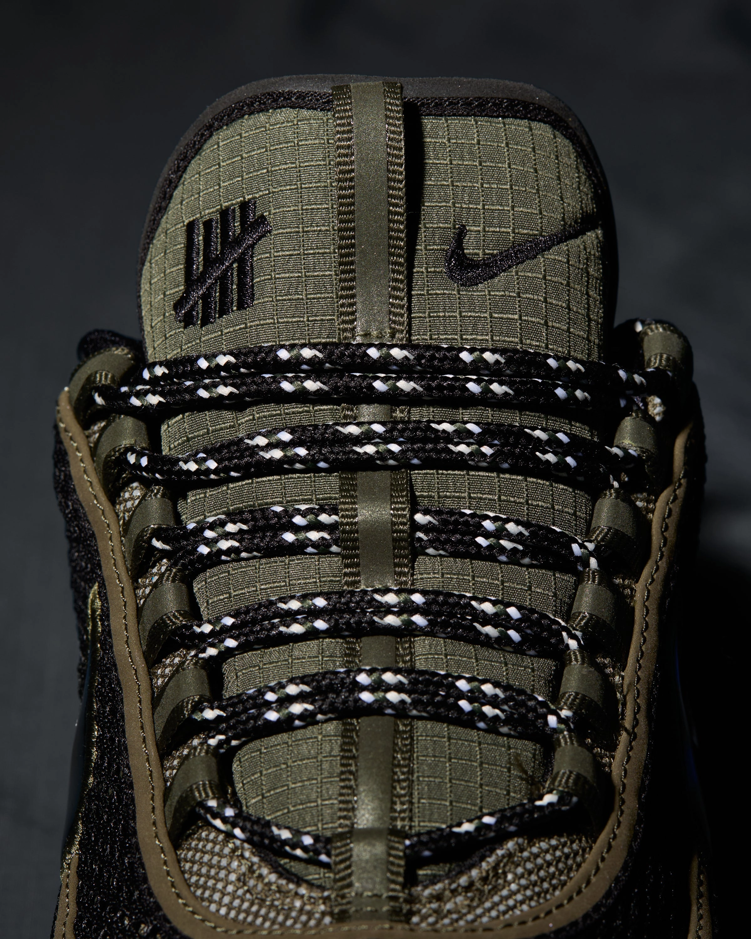 UNDEFEATED X NIKE AIR ZOOM SPIRIDON - CARGOKHAKI/ BLACK